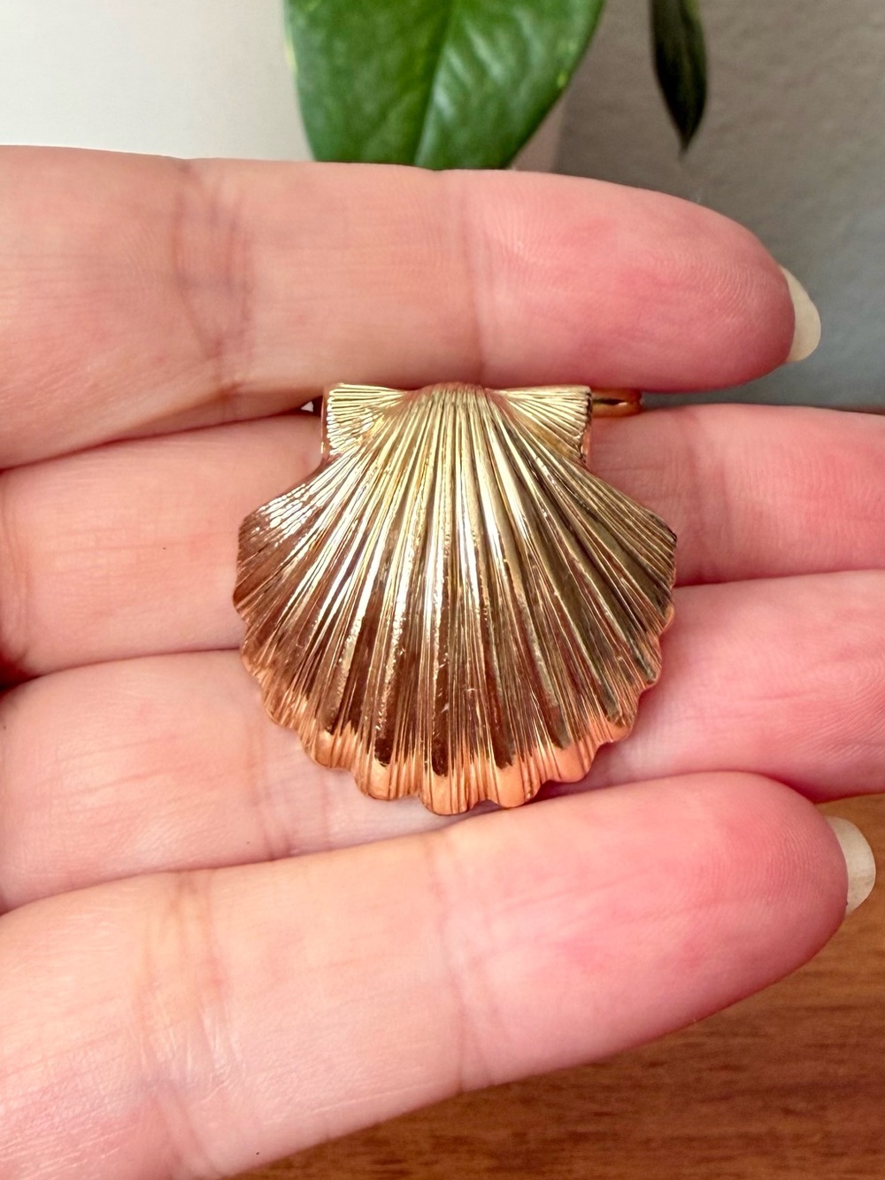 Vintage Light Gold Tone Scallop Shell Scarf Clip Western Germany Seashell Beachy